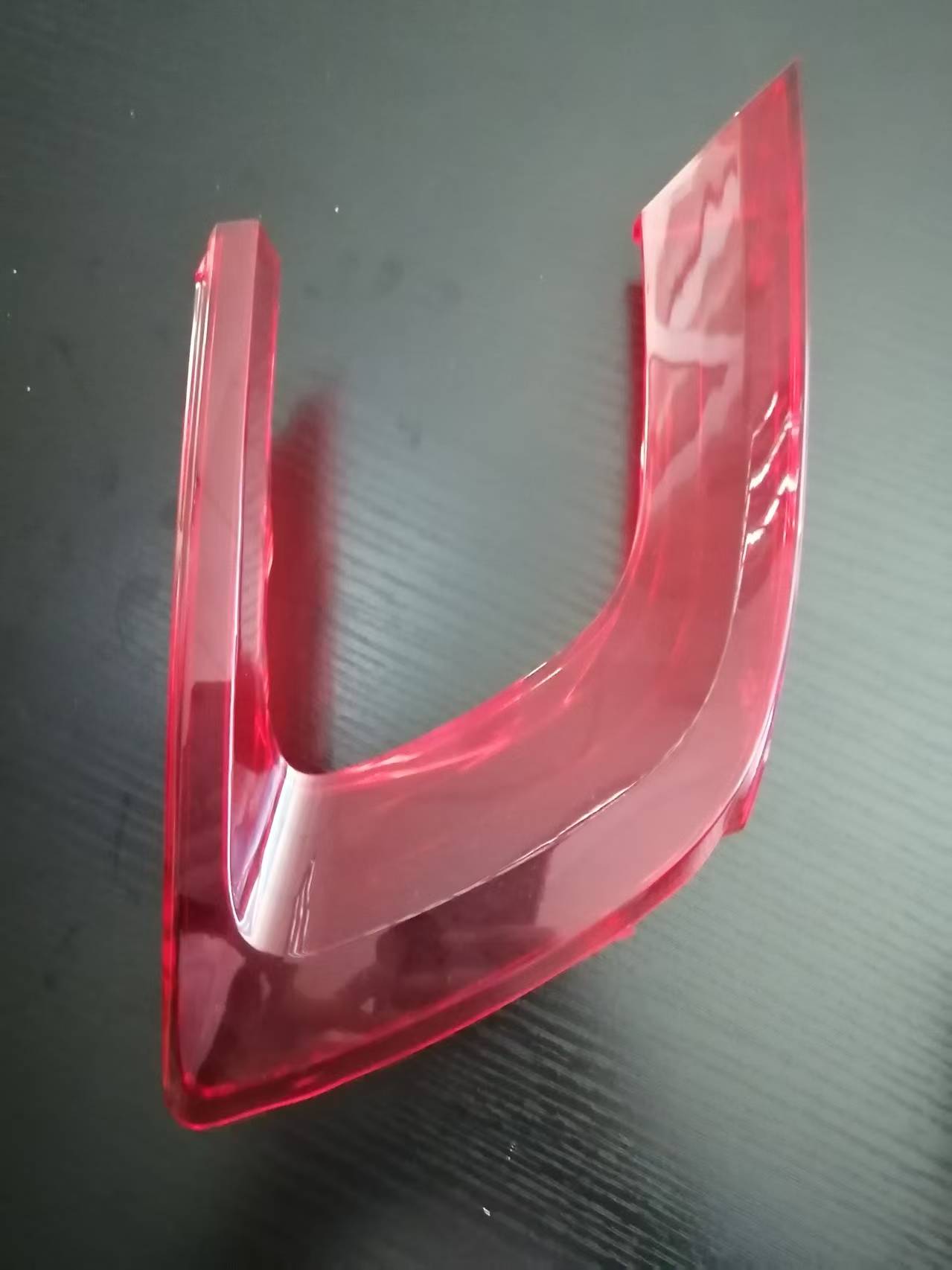 注塑件：红色汽车尾灯灯罩