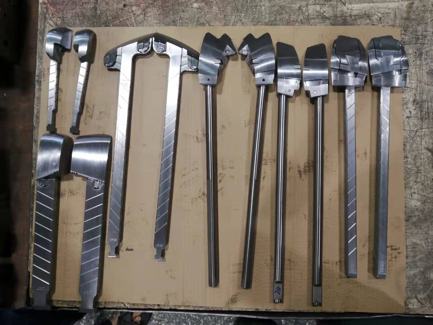 模具零件：斜顶、镶件、顶杆